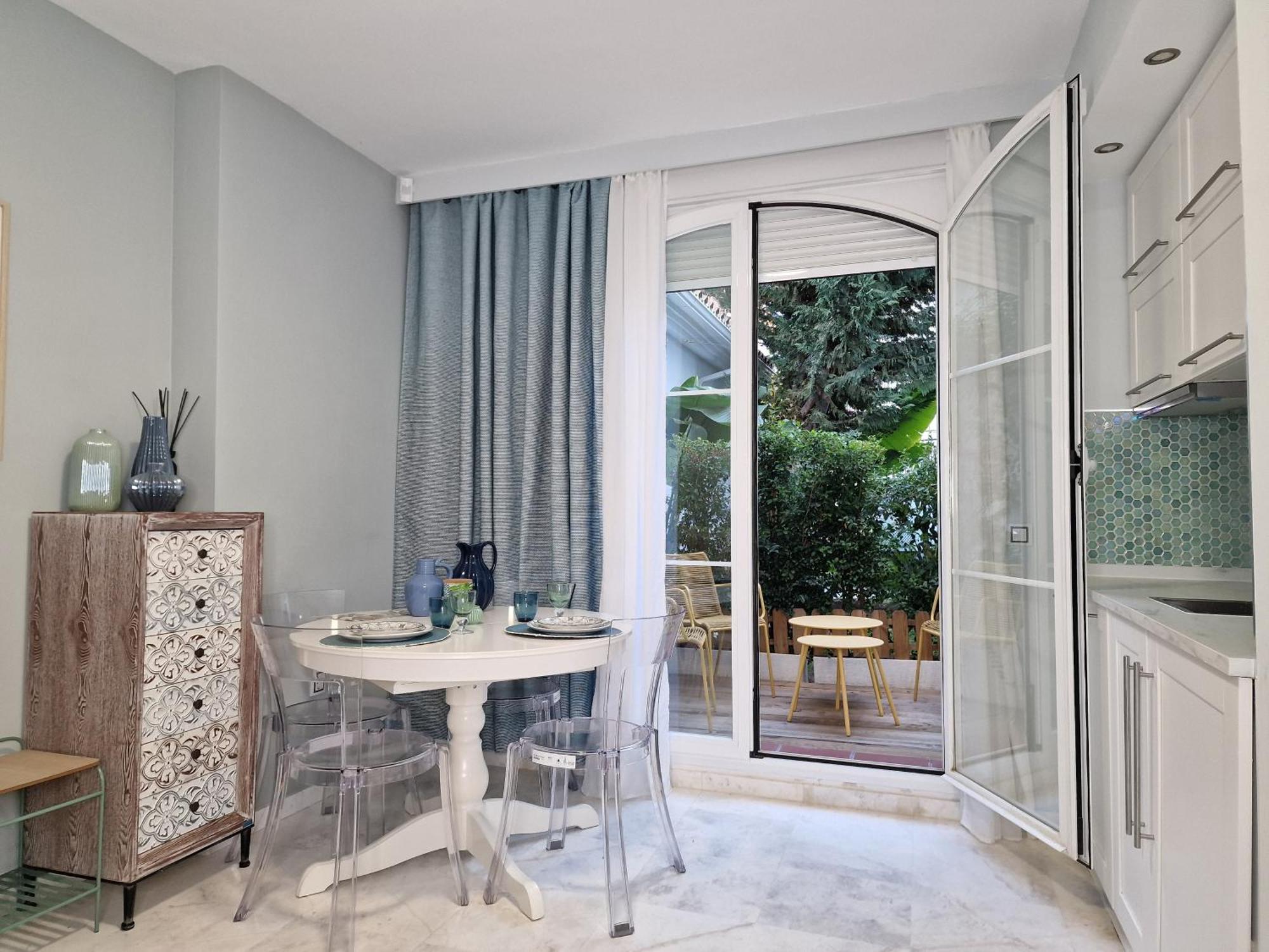 شقة Sun & Palms - Cozy Flat In Quiet Neighbourhood With A Great Pool Area مالقة المظهر الخارجي الصورة