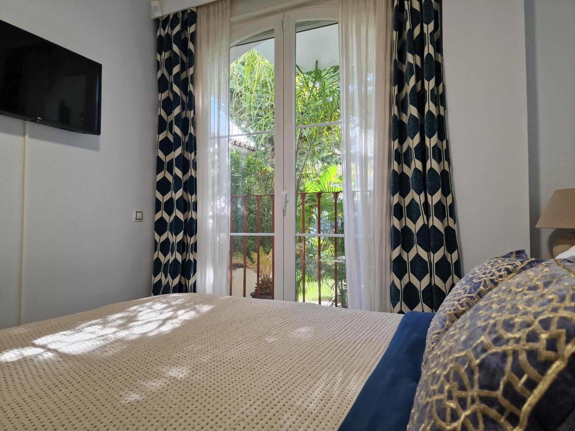 شقة Sun & Palms - Cozy Flat In Quiet Neighbourhood With A Great Pool Area مالقة المظهر الخارجي الصورة