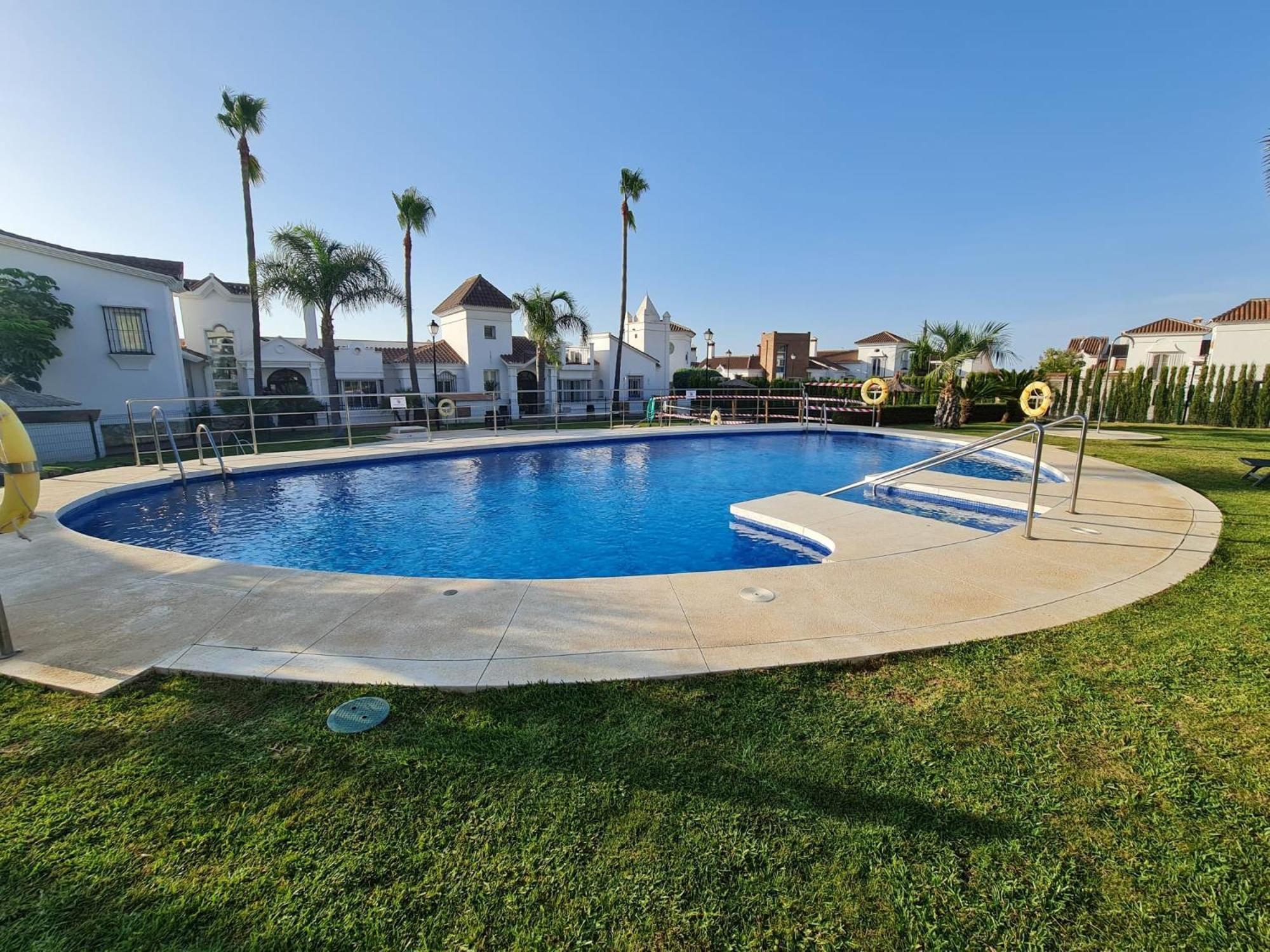 شقة Sun & Palms - Cozy Flat In Quiet Neighbourhood With A Great Pool Area مالقة المظهر الخارجي الصورة