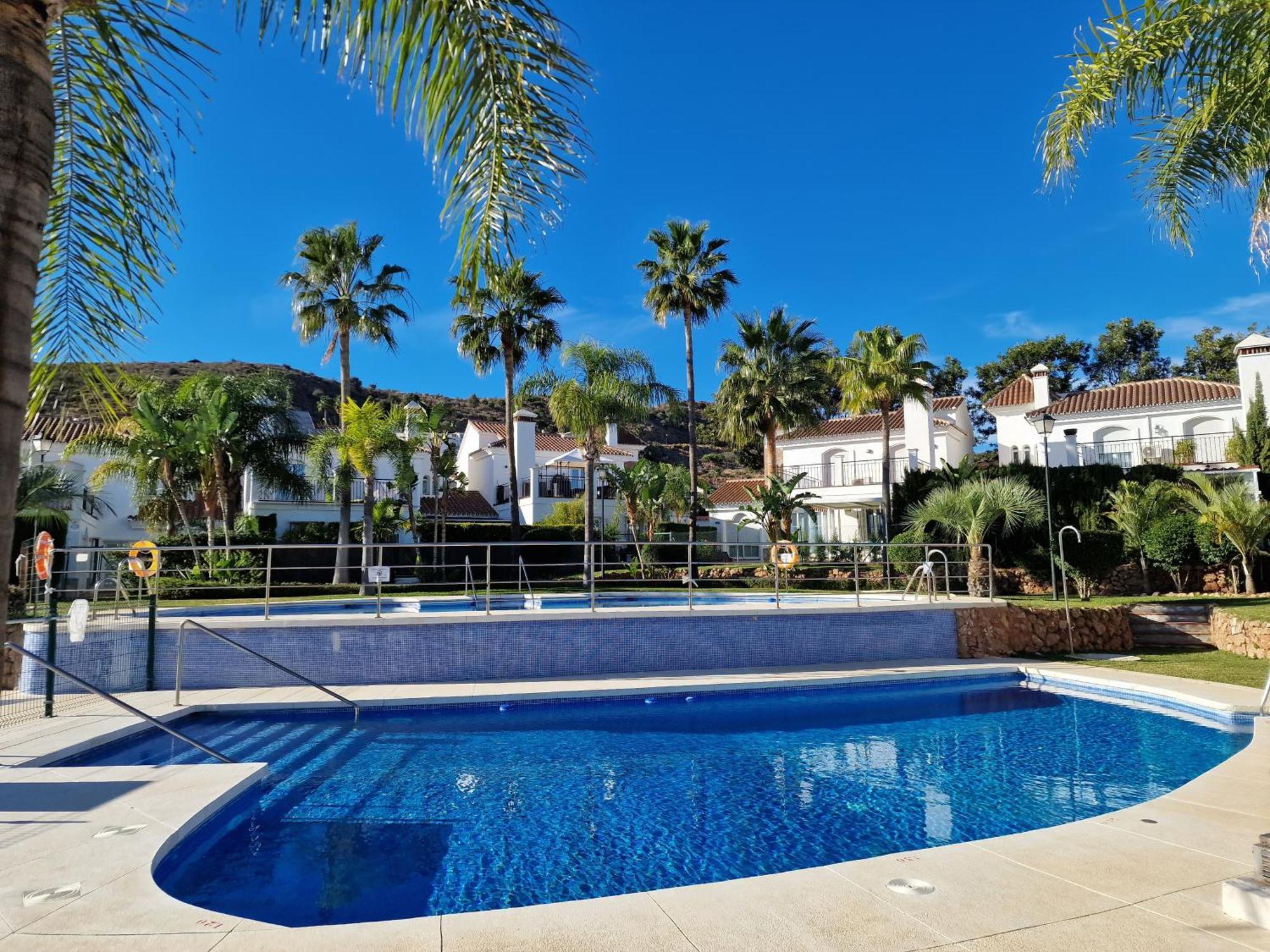 شقة Sun & Palms - Cozy Flat In Quiet Neighbourhood With A Great Pool Area مالقة المظهر الخارجي الصورة